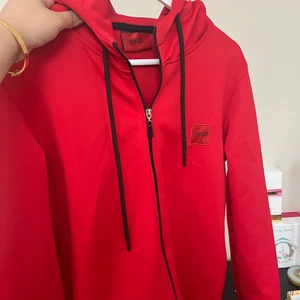 Hugo boss  - Helt ny Hugo boss tjock tröja i storlek S/M. Vid snabb affär går priset att diskutera 