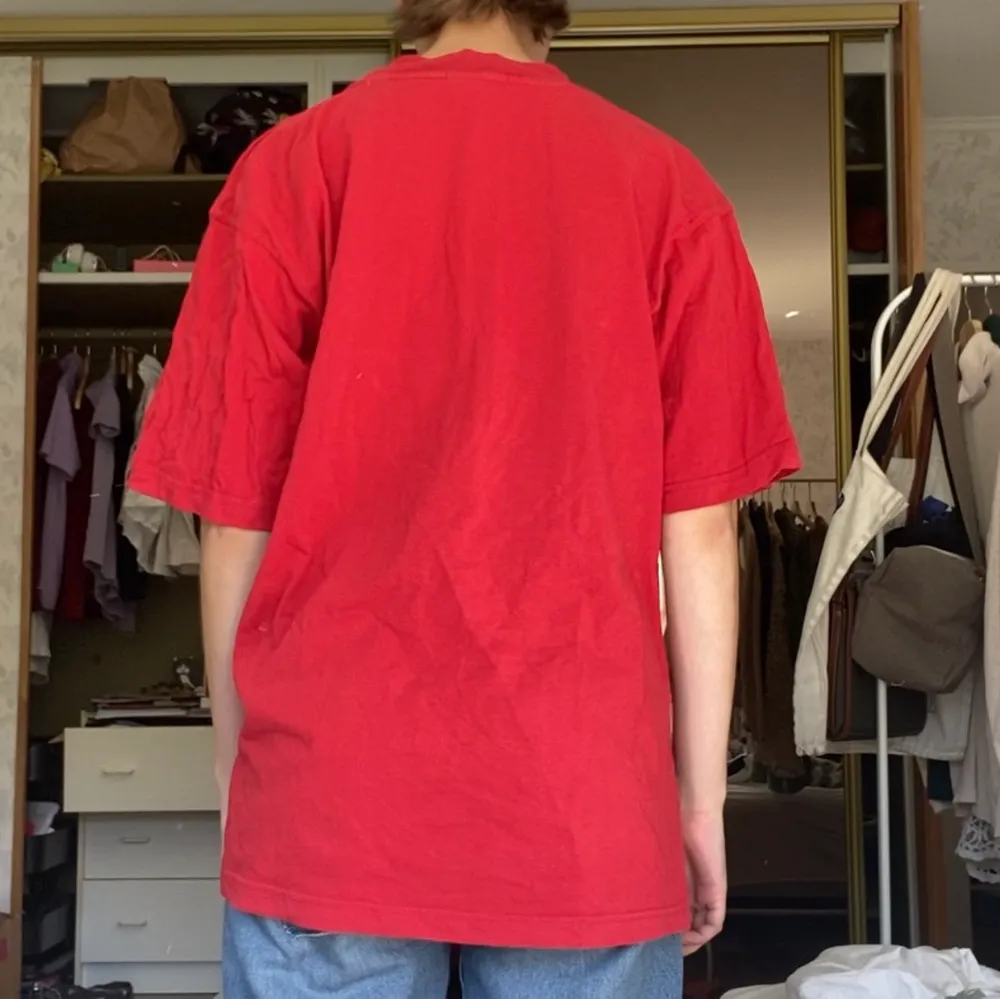 Ball röd t-shirt från fila som är väl använd men fortfarande i bra skick. Varit en favorit men blir sällan använd längre 😢. T-shirts.