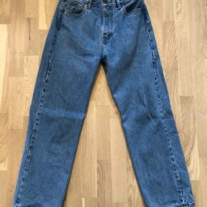 Skate Baggy Jeans med snygg blå färg, har inte blivit använd mycket då den inte passar längre. Storlek 33x34.