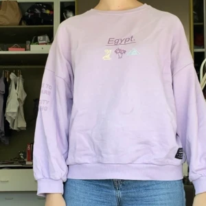 Lila sweatshirt - Köparen står för frakt men möts gärna upp i GBG🙌