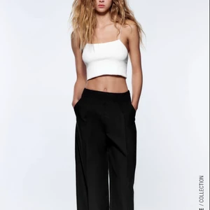 Tygbyxor från Zara - Snygga tygbyxor från Zara i storlek M men passar även S. Anledningen att jag säljer dem är för att de var lite för långa för mig som är 158. Nypris är 499kr och de är slut i lager så jag säljer de för 100💕