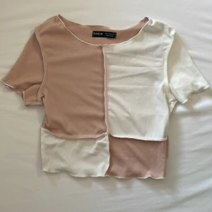 Croptop  - En croptop som är vit och rosa från shein i storlek xs, säljer den då den tyvärr aldrig kommer till användning. Den har ett tunt men inte så genomskinligt material, hör av er vid frågor!🥰💕💕