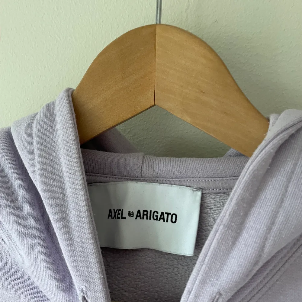 En violett/lila bomull hoodie från axel arigato. Välanvänd men ingen ytlig skada, storleken är M men passformen är oversized. Hoodies.