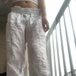 Linnebyxor  - Hm. Stl 38/M passar S. Längden är bra för mig som är 165 buda i kmt. Lappen där bak är trasig, gick sönder när kag tog av prislappen