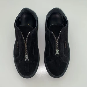 Axel Arigato skor - Säljer mina arigato skor i ny skick. Dem är använda 2 gånger och säljer pga att dem är för små. Pris kan diskuteras. 