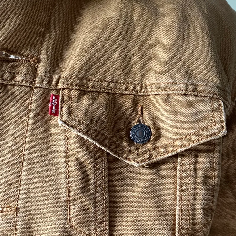 Levis jeansjacka i storlek XL, jackan är använd 1-2 gånger och är i nyskick,  Frakten kan gå på mellan 69-79 beroende på vilket paket jackan går ner i💕  Hör av er för fler bilder eller frågor. Jackor.