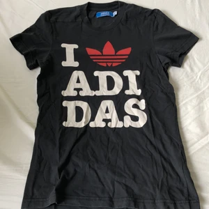 Adidas t-shirt (i love adidas) strl m - Svart tshirt med tryck i love adidas. köptes 2010 och är i bra skick..  Sitter bra..