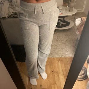 Juicy couture byxor - Knappt använda alls då jag ville ha en mindre storlek. Superbra skick Kan skickas men du står för frakten🥰 Vill du ha fler bilder är det bara att skicka iväg ett meddelande 🤍