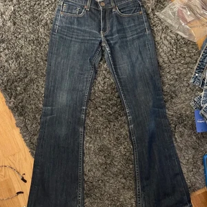 Lågmidjade bootcut - Säljer dessa skitsnygga lågmidjade bootcut jeans som jag köpte på Plick. Storlek xs men passar xxs. Säljer dom då de var lite för lågmidjade för mig. De passar nån som är runt 160. 80kr+frakt