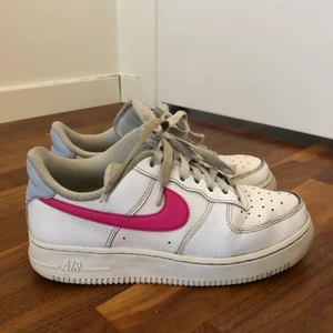 Nike Air force 1’07 - Ett par Nike Air Force 1 i måttligt bra skick med mörk rosa detaljer 💓 Säljer pga att dem är försmå för mig . Tvättar skosnörena innan dem skickas iväg😊 priset kan diskuteras .