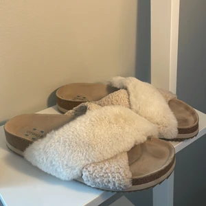 Oysho fluff-tofflor stl 39 - Kan mötas upp i Stockhom 🌸