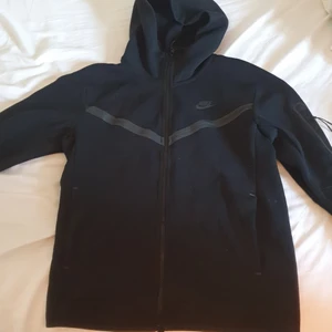 Nike tech fleece  - Säljer denna tech fleecen pga att din inte används, köpt på nike butiken i Täby centrum. Bra kondition. Nypris 1300