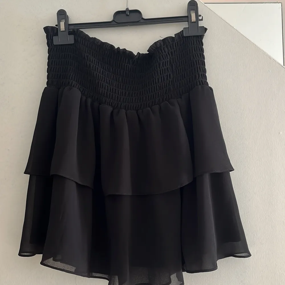 Volangkjol som jag köpte i vintras till sommaren men nu säljer då korta kjolar inte riktigt är min stil. Köpt för 499 kr på zalando och endast provad. Storlek M. Kjolar.