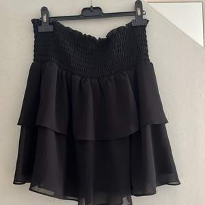 Volangkjol som jag köpte i vintras till sommaren men nu säljer då korta kjolar inte riktigt är min stil. Köpt för 499 kr på zalando och endast provad. Storlek M