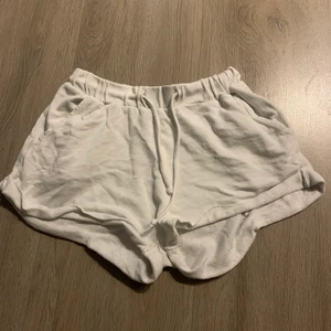 mjukis shorts H&M  - Fina mjukisshorts från H&M, har en reva på baksidan, se bild 3