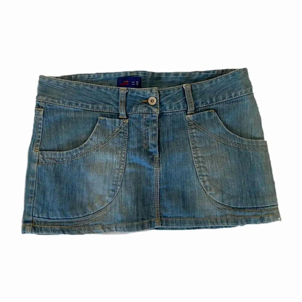 mid-blue minijeanskjol från BERSHKA jeans! köpt second hand i Spanien♥️perfekt skick, low-waist, stretchig och true to size🌏 midjemått: 87 cm. Kjolar.