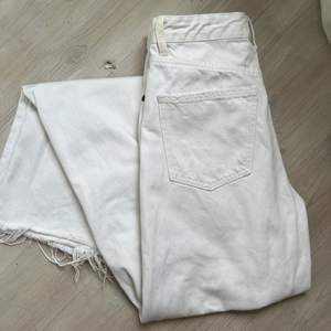 Vita jeans från Zara i rak och lång modell. Köparen står för frakten🫶🏼 Använda fåtal gånger