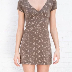 Brandy Melville klänning - Säljer min jättefina brandy Melville klänning för att jag inte får användning av den. Den är endast använd en gång och är i mycket bra skick. Står att storleken är ONESIZE men skulle säga att den är runt XS/S. Tveka inte att skriva om du har några frågor💚