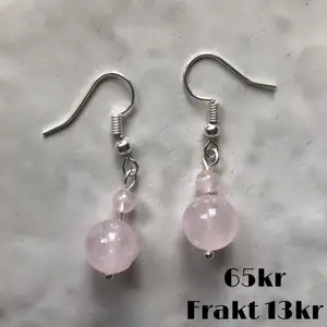 Handgjorda örhängen med äkta rosenkvarts 💕 nickelfria krokar går att få för ett tillägg på 10kr 🌸 frakt från 13kr, betalning via swish 🌸 billigaste gratis vid köp av 3 smycken eller fler 