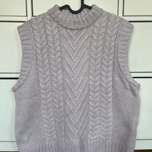Lindex lila väst - Ljuslila fin helt oanvänd väst från Lindex. Gulligare pastellila irl än på bild 💜