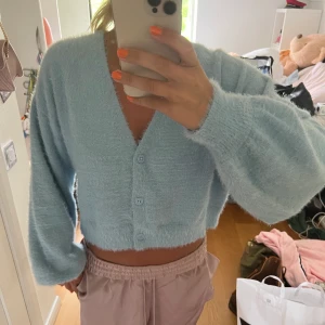 NA-KD kofta - Blå somrig NA-KD kofta! JÄTTEMJUK!! Och oanvänd!! Väldigt fin och laddar tilll allt. Passar alla beroende på hur man vill att den ska sitta!