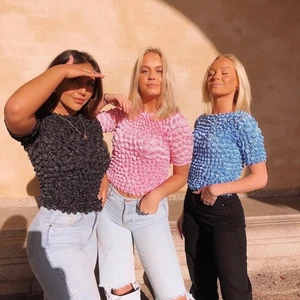 Tröja - ! LÅNADE BILDER utom sista ! En superfin rosa tröja som tyvärr inte satt som önskat på mig. Fint skick och aldrig använd hos mig. Eftersom tröjan är väldigt stretchig så passar den dem flesta!  Hör av er vid frågor eller för egna bilder😊 