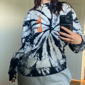 baggy sweatshirt - Jättefint skick, säljer då den inte är min stil längre!  Coolt print där bak, oversized och jätteskön 