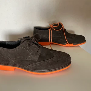 Nya Ask The Missus Strl 43 - Nya finskor från Ask the Missus made in Portugal ca: pris i handeln 1200:- Hej vi säljer märkes kläder och skor från bl.a reklamjobb och film och tv industrin, fotojobb mm. Skicket på det vi säljer är  *Ny *Nyskick *Bra skick 