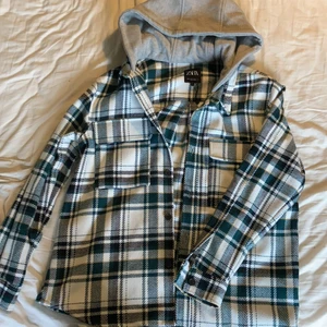 Jacka från ZARA - Flanell/ull liknande material, jackhoodie från ZARA, går att använda som jacka eller tröja. Mycket bra skick. Köpare står för frakt 📦 