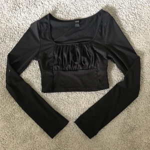 Svart tröja - Har använt den 2 gånger typ. Då den var lite liten. Den är i storlek S men har tvättat den 2 gånger så den har blivit lite mindre. 