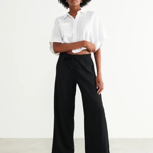 Byxor Gina Tricot - Nya - Helt nya så sköna byxor från Gina Tricot i storlek XS. Säljes pga dubbelpresent och sambon inte har kvar kvitto. Passar även mig som normalt är en S. Ordinarie pris 299kr. 🌸