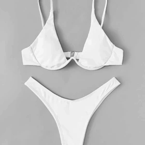 Vit bikini - Vit stilren bikini som tråkigt nog inte passar mig och har däför aldrig använts😢 