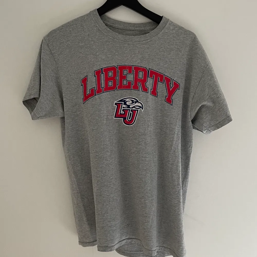 Liberty College vintage t-shirt. Ett litet hål finns på framsidan, nedre sidan av t-shirten. T-shirts.