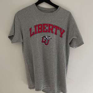Liberty College vintage t-shirt. Ett litet hål finns på framsidan, nedre sidan av t-shirten