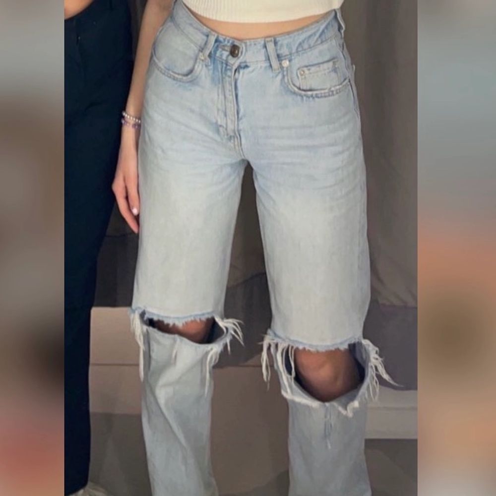  90s high waist jeans från Gina Tricot. Använda men i brq skick. Sälj därför att de är lite små för mig🌸💜🫶🏼 i storlek 32. Jeans & Byxor.