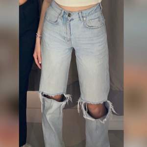  90s high waist jeans från Gina Tricot. Använda men i brq skick. Sälj därför att de är lite små för mig🌸💜🫶🏼 i storlek 32