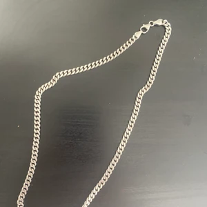 Halsband  - Ett jätte fint halsband i silver som jag säljer pga att jag inte använder det löngre, Äkta silver finns även 925 stämpel på det. Säljer det billigt för att få sålt det snabbt.