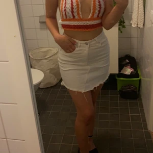 Virkad topp - Jättesnygg virkad topp, storleken är justerbar men skulle säga Max en L🦋💕