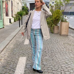 Randiga paljettbyxor - Säljer mina balla, 70-tals, randiga paljettbyxor köpt vintage i Paris🦋🦋I ett linne-liknande tyg och passar bäst en M ca 165cm lång. Frakt är inte inkluderat i priset:) Högsta bud: 500kr