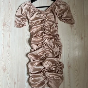 Oanvänd klänning från Parisian  - Superfin och oanvänd klänning i färgen champagne från Parisian. Storlek 34 (XS) 