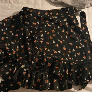 Storlek s - Är en fin kjol till sommaren, jag själv har inte använing av den och därför säljer den😁