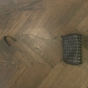 Crossbody väska - Säljer denna väska med nitar!❤️