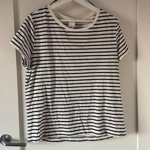 Randig tshirt från H&M i storlek L! Köpte för 49kr och säljer för 10kr+29kr frakt totalt 39kr! Perfekt basic plagg året om! 