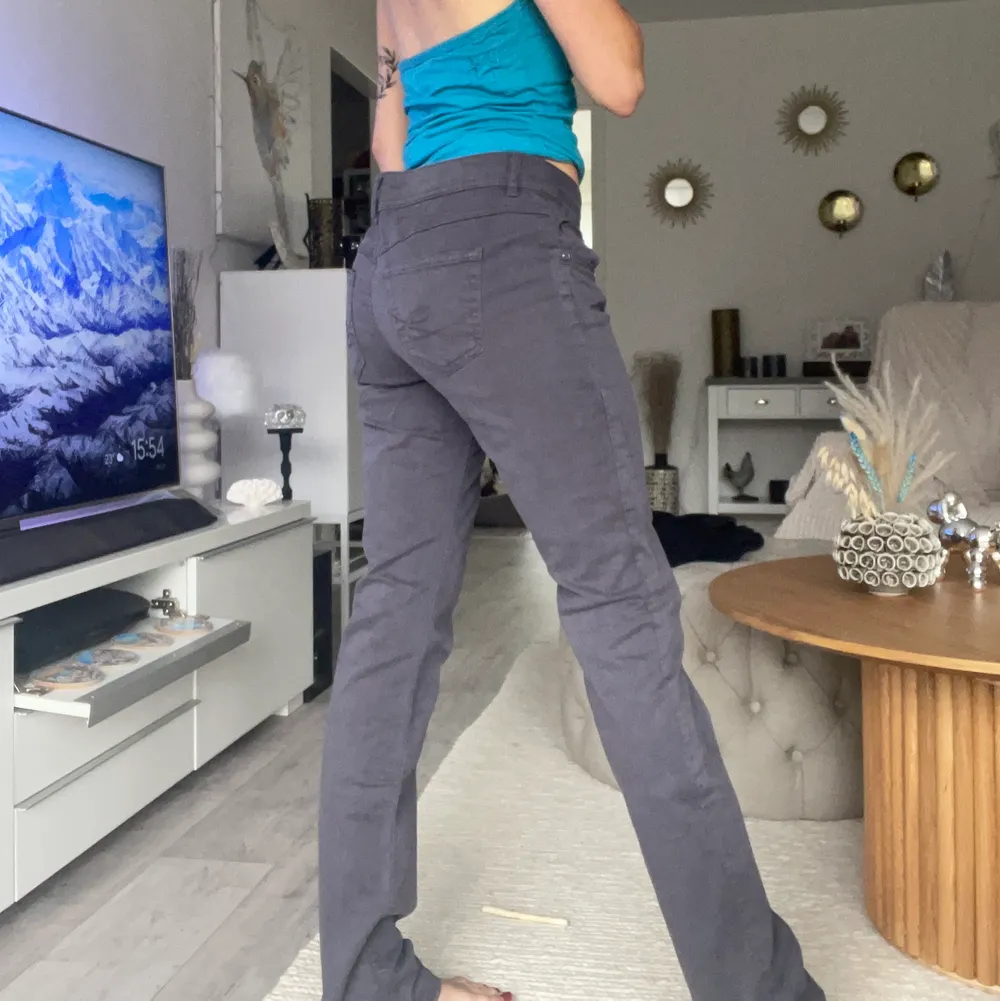 Grå raka jeans från Esprit edc, stl 36-38, Lågmidjade, jag är 166 och de är lite långa på mig😇💚. Jeans & Byxor.