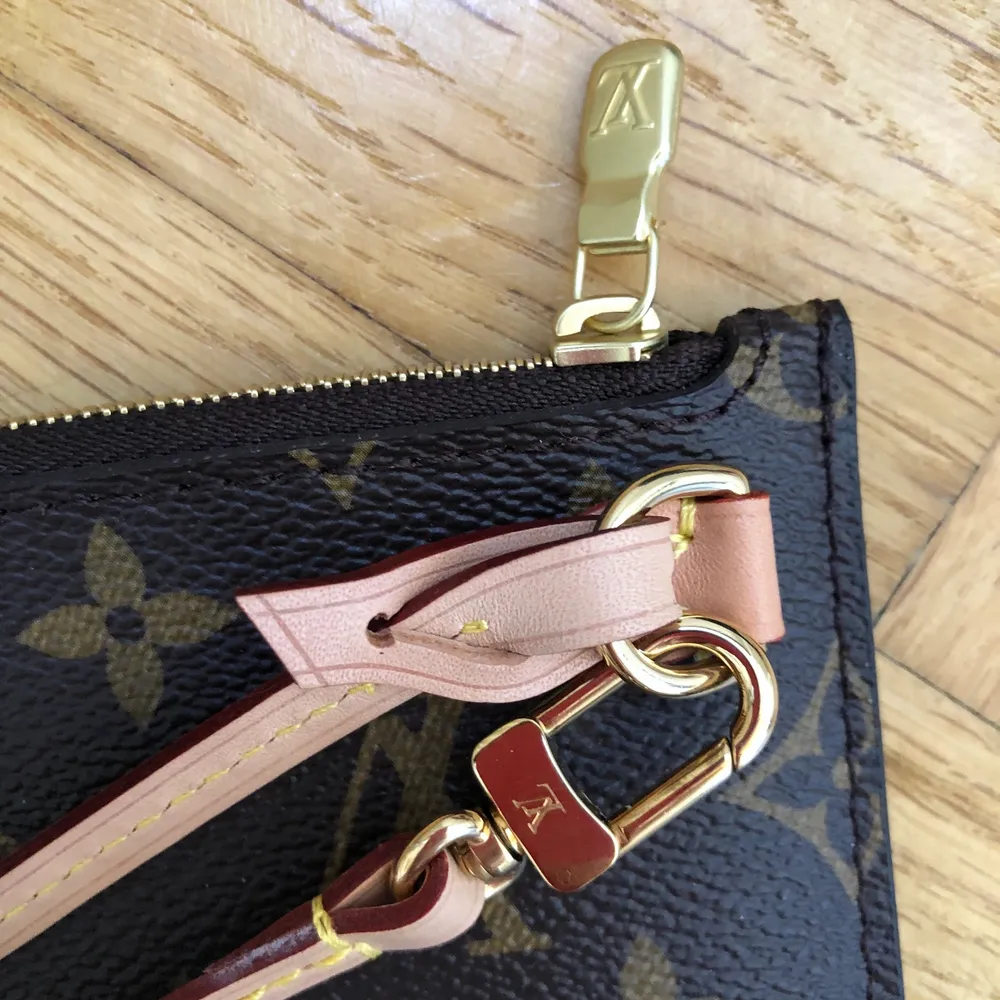 Helt oanvänd Louis Vuitton Clutch i monogram mönster. Perfekt skick utan några defekter. Äkta som allt annat jag lägger upp. Perfekt för en utekväll på stan. Följer med neverfull väskan helt oanvänd. . Väskor.