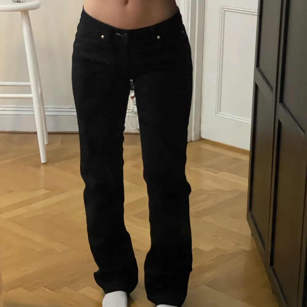 Så snygga lågmidjade acne jeans!! Har för mycke byxor så dom används inte så mycke som dom borde. Jättebra skick och dom sitter så fint på💓 bara att fråga om du har några frågor eller vill ha fler bilder etc:) frakt tillkommer!. Jeans & Byxor.