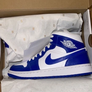 Air Jordan 1 Mid 'Kentucky Blue' - Air Jordan 1 Mid 'Kentucky Blue' i Storlek 38,5. Inköpta för 2699kr på Soleplus.se