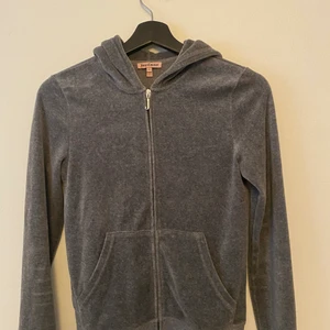 Juicy Couture ziptröja stil S  - Oanvänd och aldrig tvättad Juicy-tröja. Köpt i USA för ca 10 år sen, äkta. 