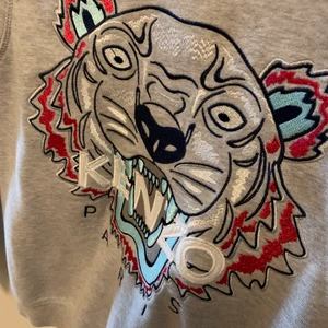 Kenzo tröja - Grå Kenzo långarmad tröja, barnstorlek 152 men jag har XS och den passar på mig fint. Endast använd 2-3 gånger så den är i riktigt bra skick, säljes för 500:-