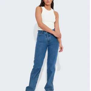 Mörkblåa jeans - Säljer mina mörkblåa jeans ifrån bik bok som nästan aldrig kommit till användning! Storlek 25, nypris 599, säljer för 300kr💕kom privat för fler bilder